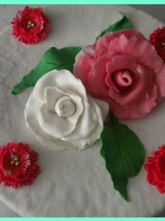 Una foto de Tarta rellena de nutella decorada con fondant