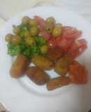 Croquetas de sancocho con ensalada y mojo de almendras