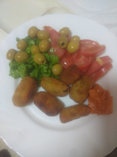 Una foto de Croquetas de sancocho con ensalada y mojo de almendras