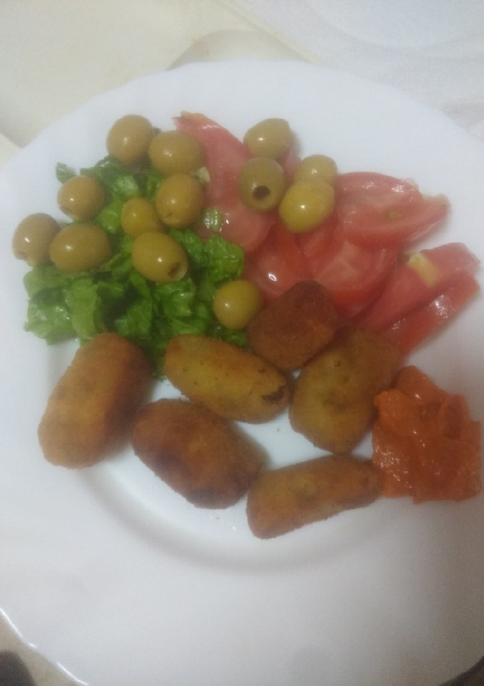 Una foto de Croquetas de sancocho con ensalada y mojo de almendras