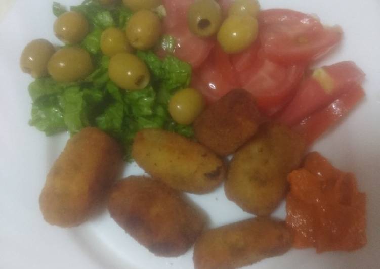 Croquetas de sancocho con ensalada y mojo de almendras