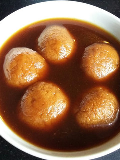 A picture of Jaggery Rosgulla.