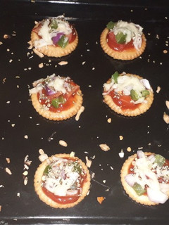 મોનેકો પીઝા બાઈટ (Monaco Pizza Bite Recipe in Gujarati) રેસીપી મુખ્ય ફોટો