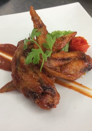 รูปของ ปีกไก่ทอดผัดซอสเเดง