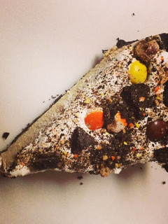 A picture of Peanut Butter Oreo Reese cheesecake Pie.