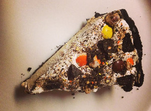 A picture of Peanut Butter Oreo Reese cheesecake Pie.