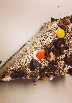 A picture of Peanut Butter Oreo Reese cheesecake Pie.