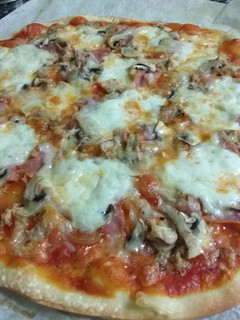 Una foto de Pizza de atún, jamón y champiñones