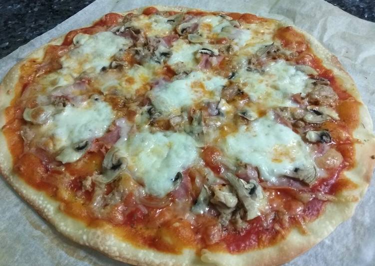 Pizza de atún, jamón y champiñones