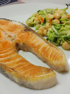 Una foto de Salmón con calabacín y garbanzos