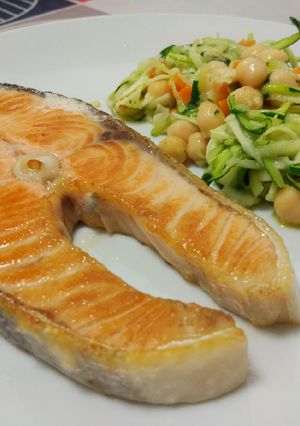 Una foto de Salmón con calabacín y garbanzos