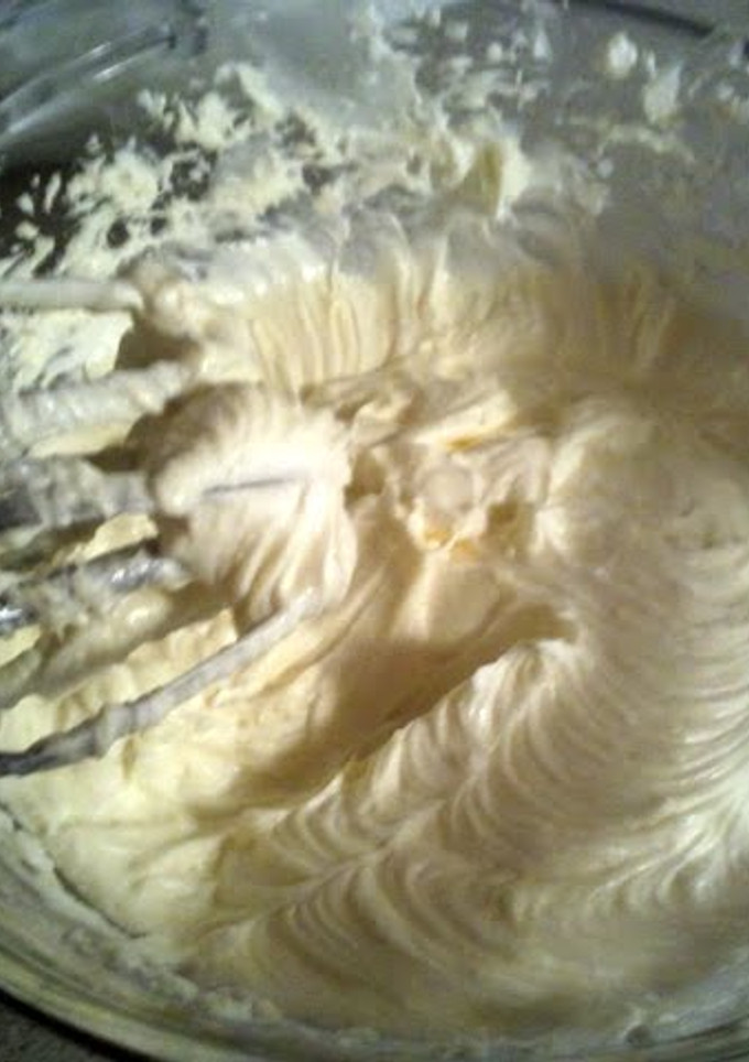 A picture of cornbread and fluffy honey butter.