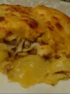 Una foto de Merluza con verduras y bechamel