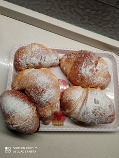 Foto di Cornetti sfogliati conconfettura di susine e crema alle nocciole
