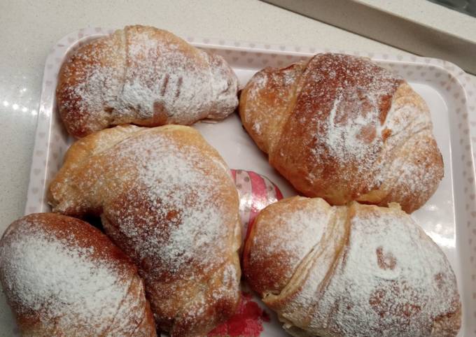 Cornetti sfogliati conconfettura di susine e crema alle nocciole