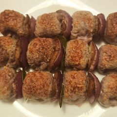 A picture of Involtini di vitello, speck e formaggio.