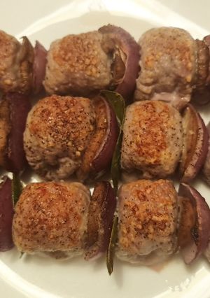 A picture of Involtini di vitello, speck e formaggio.