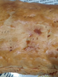 Una foto de Empanada de pollo, setas, cebolla pochada y mahonesa
