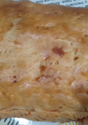 Una foto de Empanada de pollo, setas, cebolla pochada y mahonesa