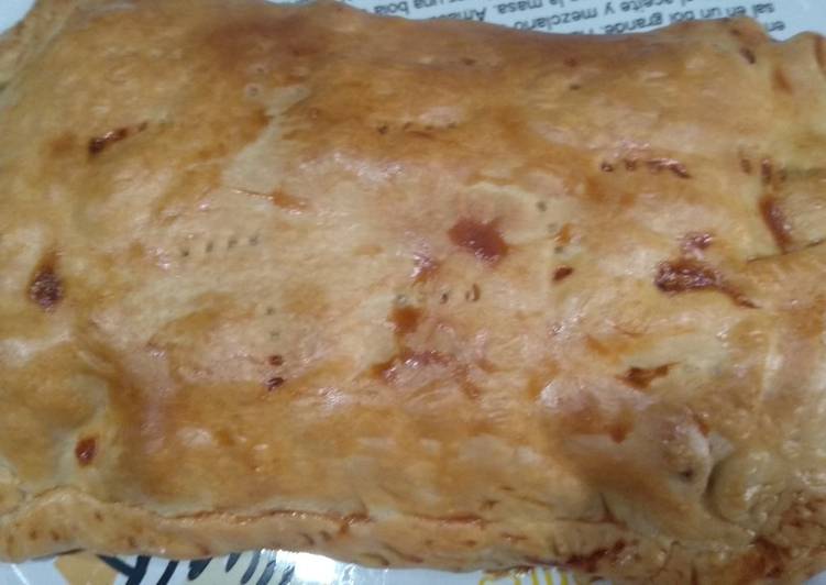 Empanada de pollo, setas, cebolla pochada y mahonesa