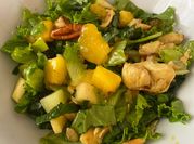 Una foto de ensalada verde