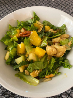 Una foto de Ensalada Verde con Mango y Manzana
