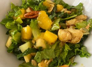 Una foto de Ensalada Verde con Mango y Manzana