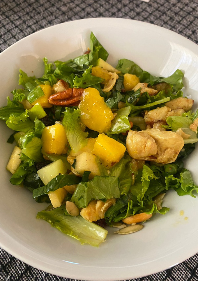 Una foto de Ensalada Verde con Mango y Manzana