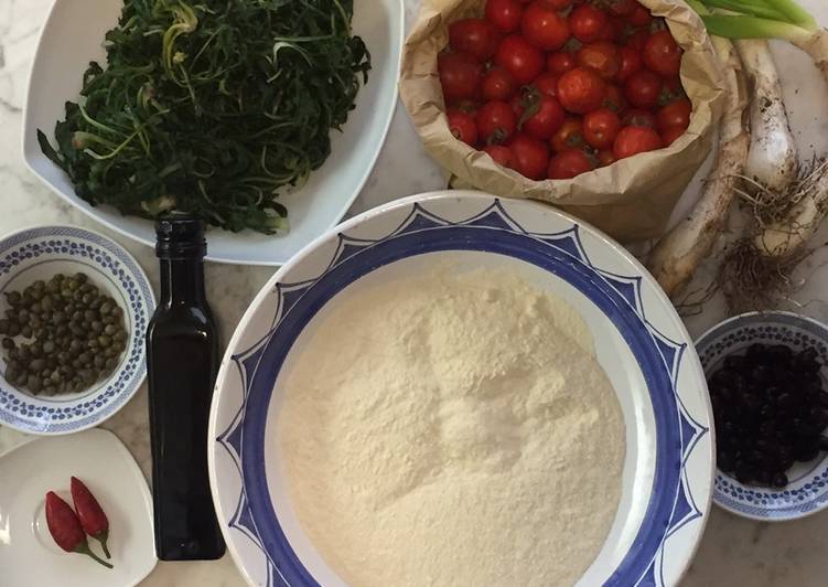 Focaccia rustica salentina con cicorine di campagna