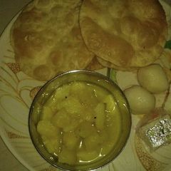 A picture of Luchi and Aalur Tarkari.