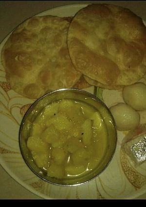 A picture of Luchi and Aalur Tarkari.
