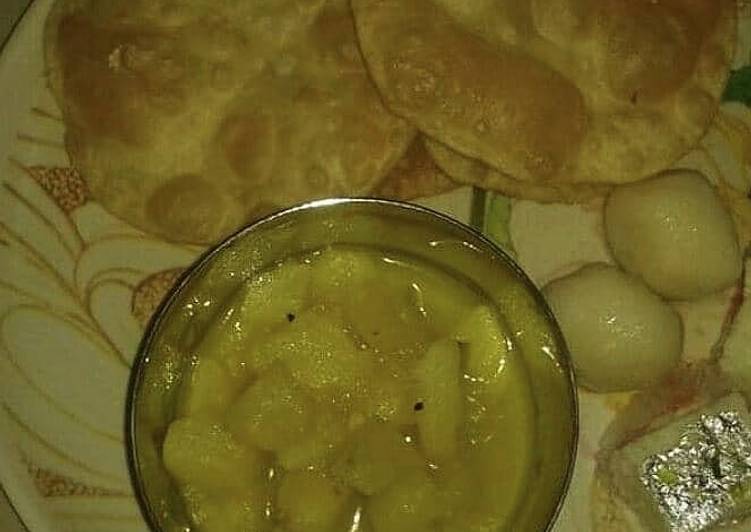 Luchi and Aalur Tarkari