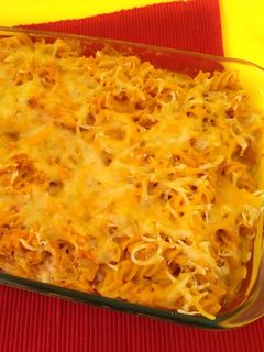 Una foto de Pasta picante con pollo y gratinada con queso🍝