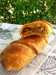 Una foto de Hojaldre relleno de verdura y pollo