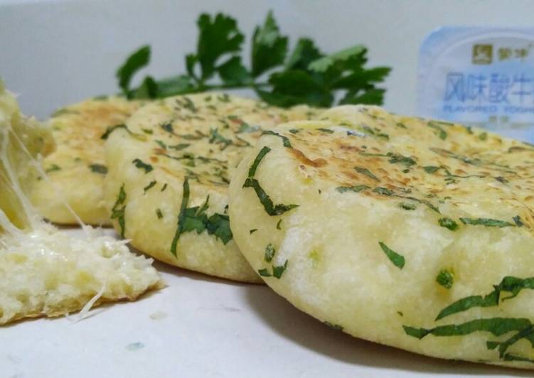 Langkah Mudah untuk Menyiapkan Cheese &amp; Garlic Naan, Menggugah Selera