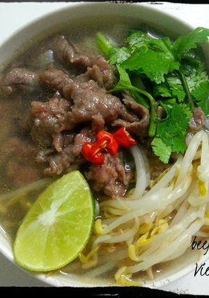 A picture of Vietnamese beef noodle soup.
