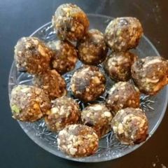 A picture of Dry fruit ladoos.