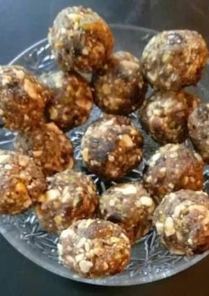 A picture of Dry fruit ladoos.