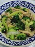 บร็อคโคลี่ผัดหมูสับและเห็ด