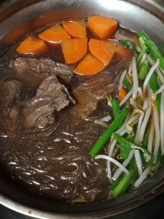 紅蘿蔔紅燒牛肉冬粉湯 的食譜成品照片