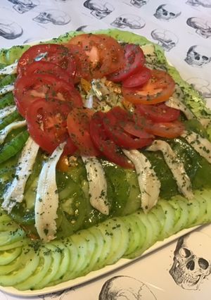 Une photo de Salade de concombre, tomates, anchois,thon et scarole