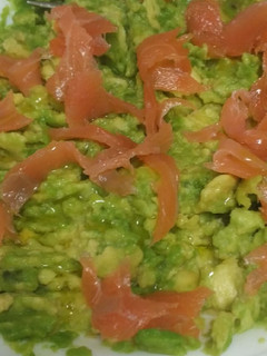 Una foto de Aguacate con salmón