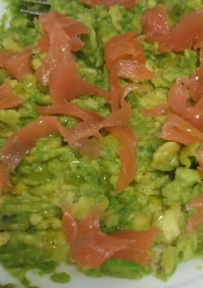 Una foto de Aguacate con salmón