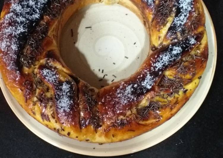 Brioche de yogur con mermelada y chocolate