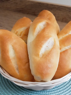 Una foto de Pan de leche rellenos de queso y pavo