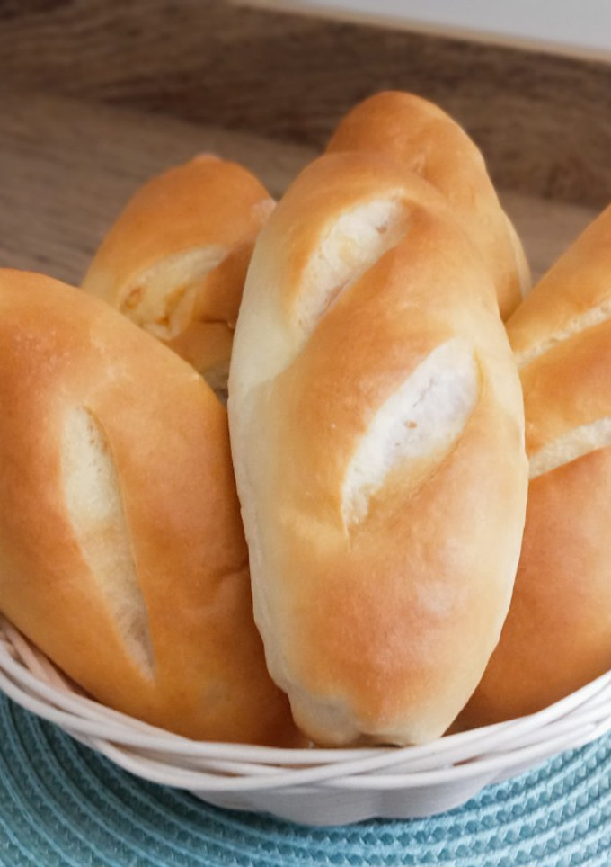 Una foto de Pan de leche rellenos de queso y pavo