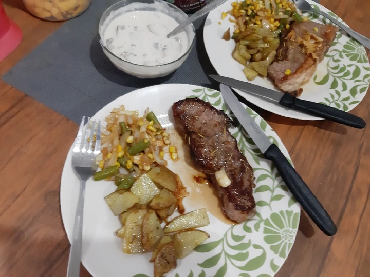 Langkah Gampang Menyiapkan Resep Sirloin Steak with Mushroom Sauce yang Uenak Anti Ribet, Lezat Sekali