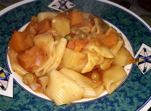Una foto de Guisito de fideos y verduras "Con lo que había"