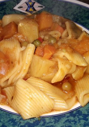 Una foto de Guisito de fideos y verduras "Con lo que había"