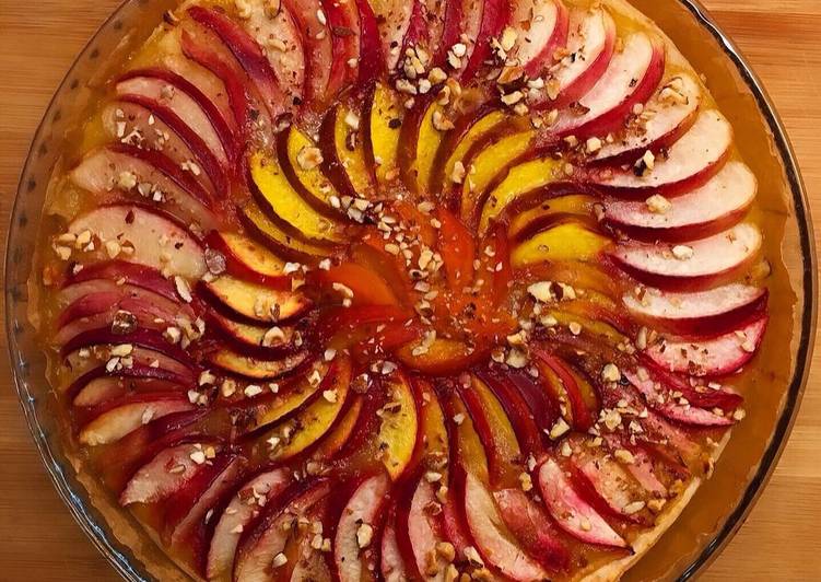 Tarte nectarine & abricot aux éclats de noisettes